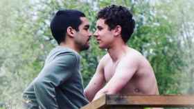 Omar Ayuso y Arón Piper en la imagen de la serie ‘Élite’ que molesta a los homófobos.