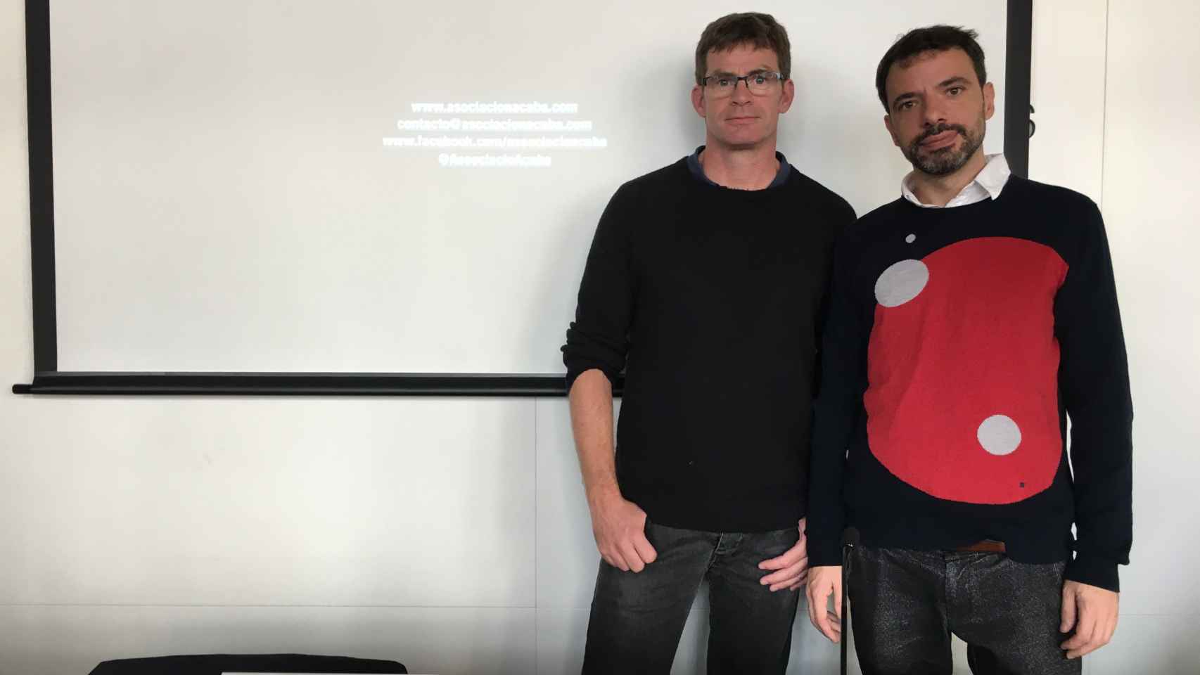 Neal Shanahan y Dylan Tarín, respectivamente presidente y abogado de ACABA, la asociación que ha demandado a Airbnb en Barcelona / MIKI