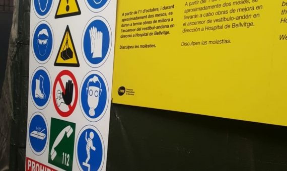 Cartel que informa de que el ascensor de Plaza Catalunya está averiado