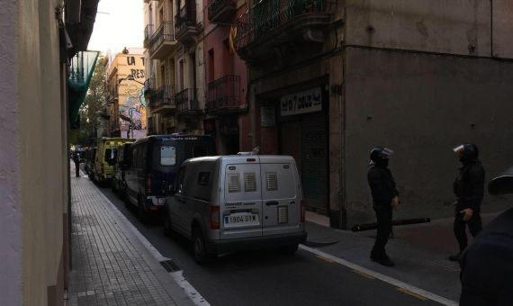 Despliegue policial en la Travessera de Gràcia para desalojar 'Ca la Trava' / PABLO ALEGRE