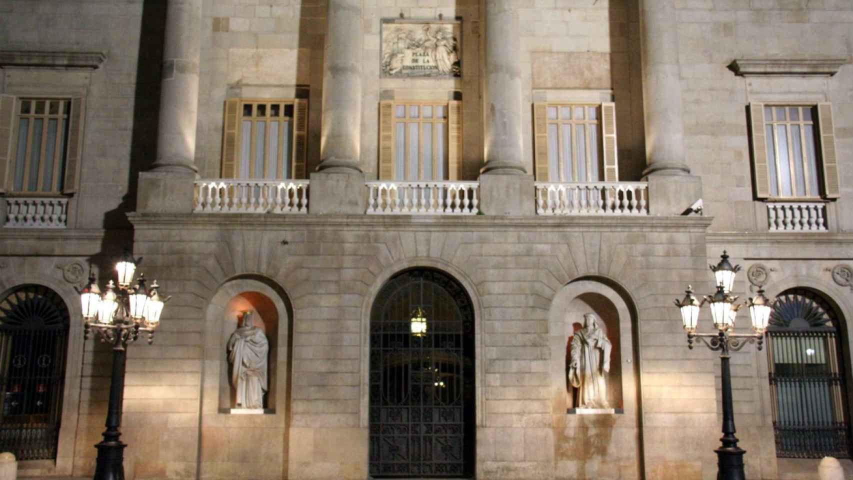 Fachada del Ayuntamiento de Barcelona, donde se está colocando el pilón / Archivo