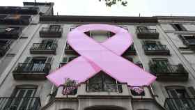 Un gran lazo rosa reivindica en el Jardinets de Gràcia la lucha contra el cáncer de mama / HUGO FERNÁNDEZ