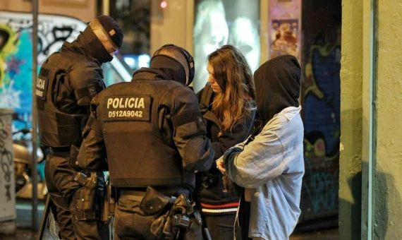 Dos mossos identifican a un par de jóvenes en Gràcia / HUGO FERNÁNDEZ
