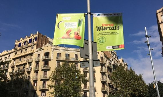 Cartel que anuncia en Barcelona el Mercat de Mercats / LAURA GUERRERO