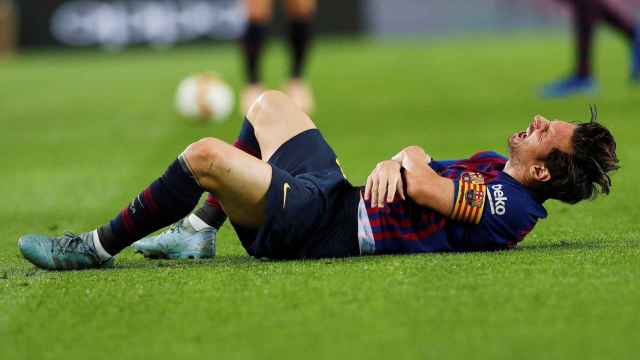 Leo Messi, tendido en el suelo, tras lesionarse el codo derecho / EFE