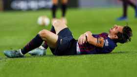 Leo Messi, tendido en el suelo, tras lesionarse el codo derecho / EFE