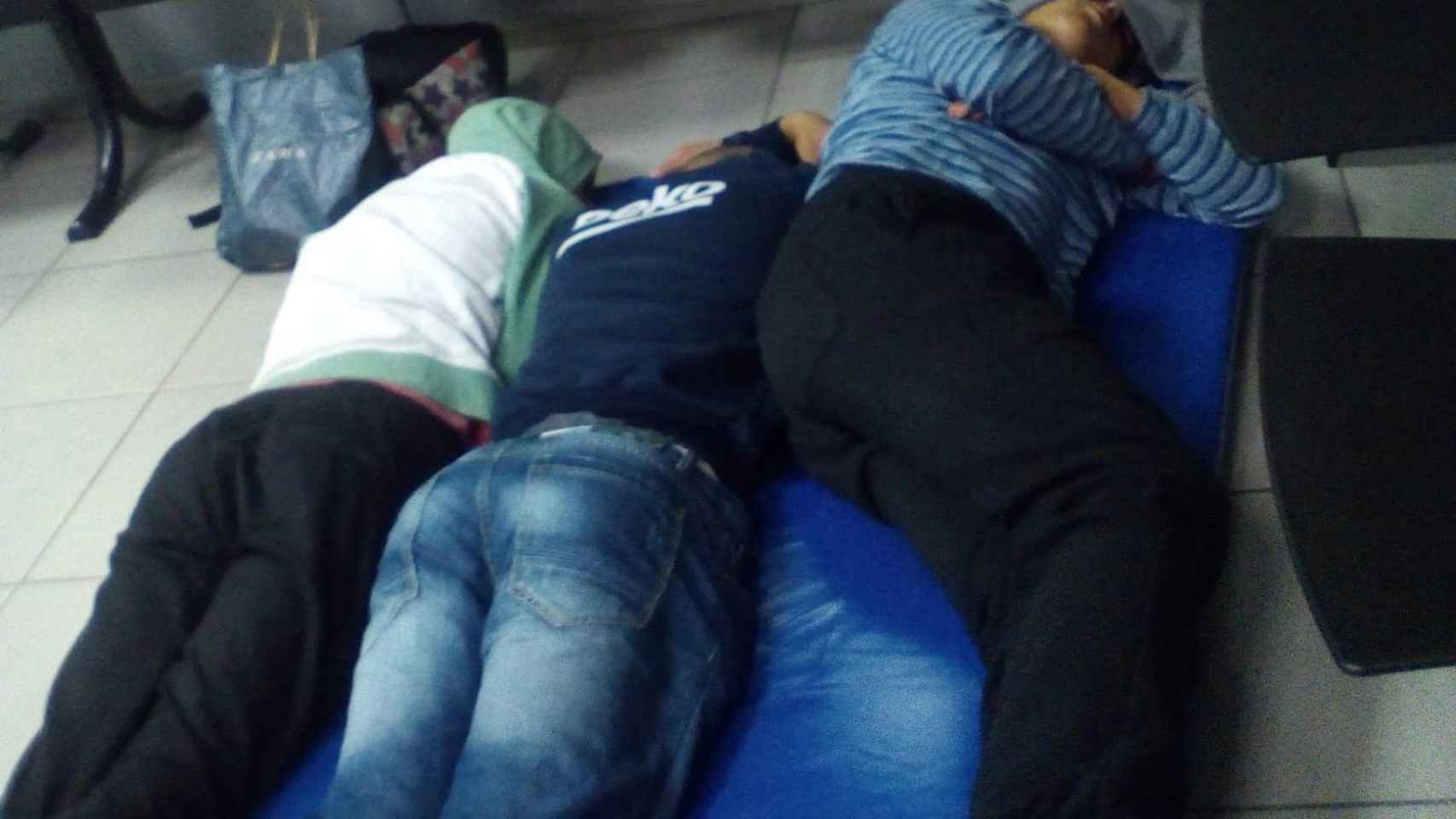 Menores no acompañados durmiendo en la sala de espera de una comisaría de Barcelona