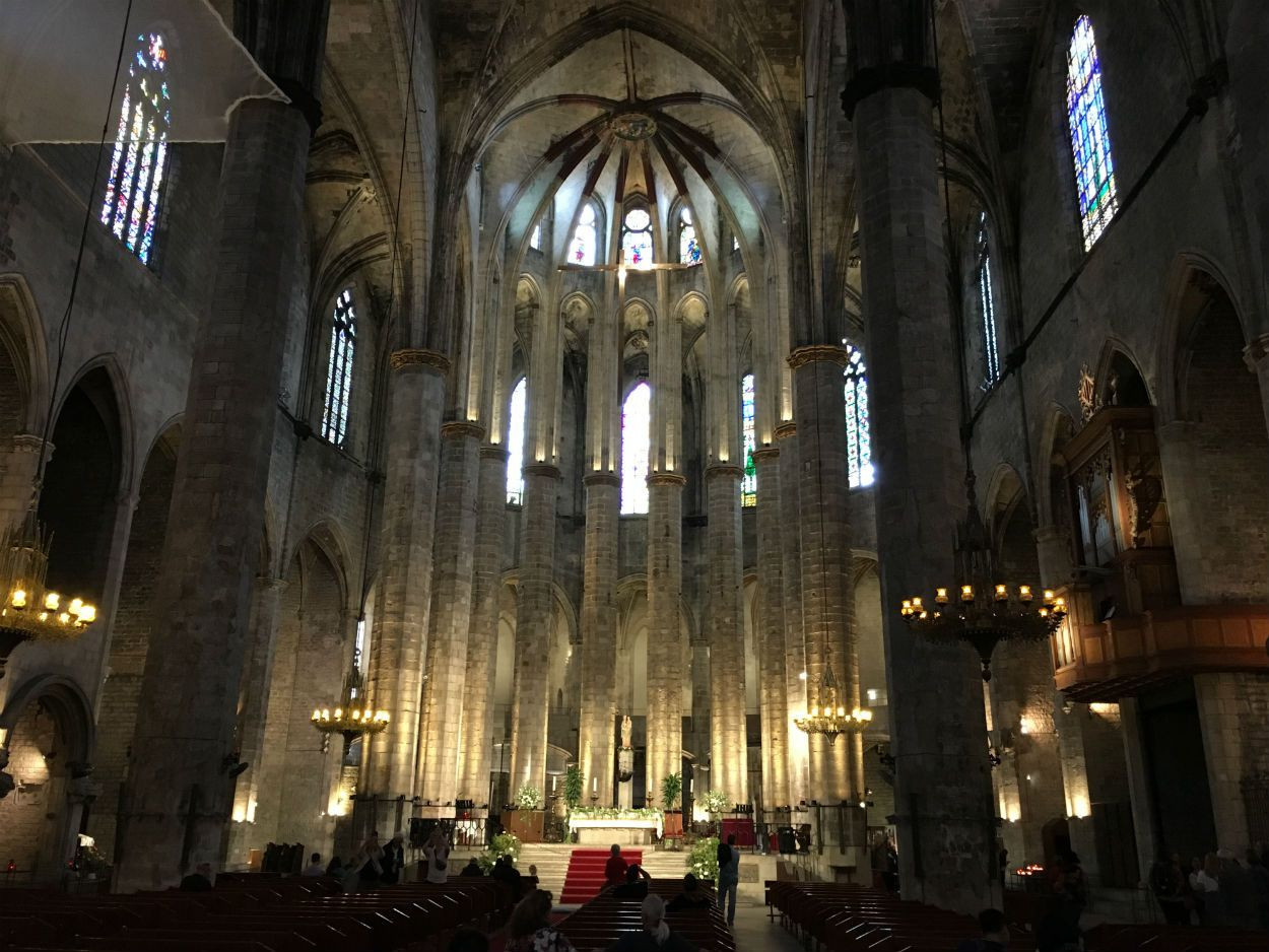 El altar de la Catedral del Mar visto desde la nave central / MIKI