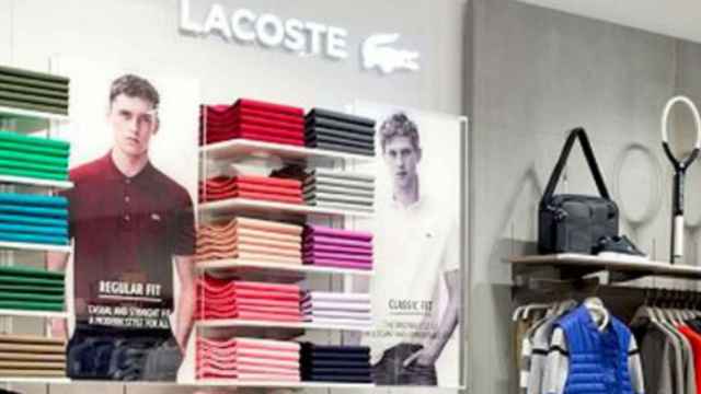 Tienda Lacoste con su colección de polos