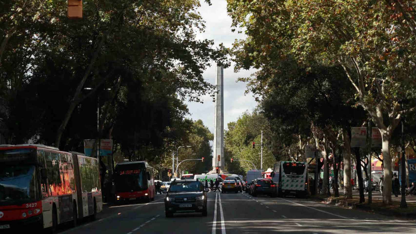 Vista del obelisco del plaza Cinc d'Oros desde la Diagonal / HUGO FERNÁNDEZ