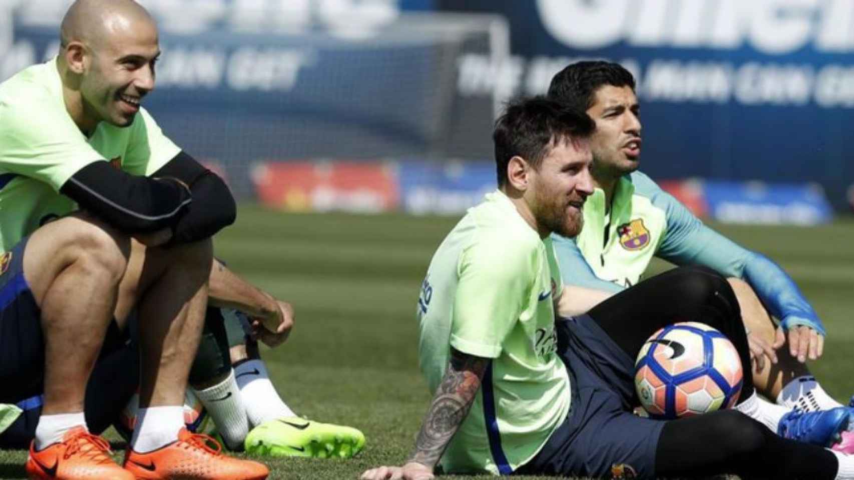 Mascherano, Messi y Luis Suárez, en un entrenamiento del Barça / FCB