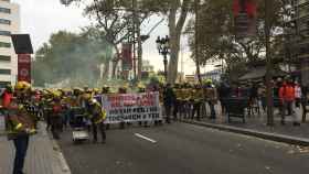 Manifestación de Bomberos de la Generalitat por el centro de Barcelona / HUGO FERNÁNDEZ