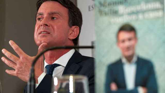 Manuel Valls, durante la presentación de su libro Barcelona, vuelvo a casa, ha dicho que Colau representa a los narcopisos y el top manta / EFE