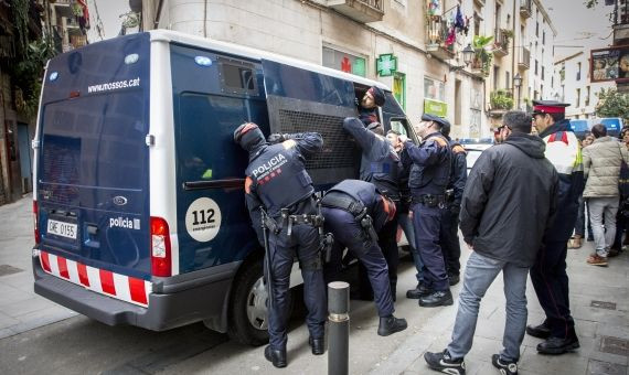 Detención en Ciutat Vella tras desalojar los Mossos un narcopiso