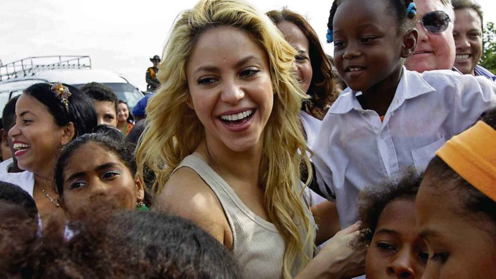 Shakira junto a algunos niños en una imagen de archivo