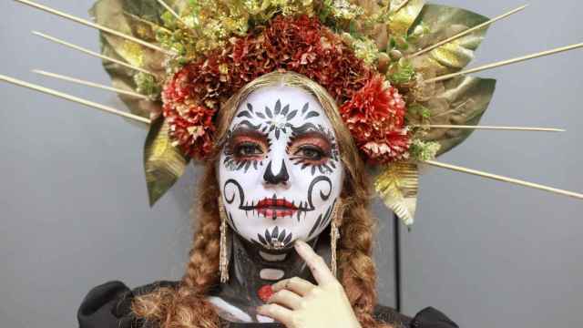 Lupita Sierra caracterizada como una Catrina en el Día de Muertos, en la celebración de la comunidad mexicana / HUGO FERNÁNDEZ