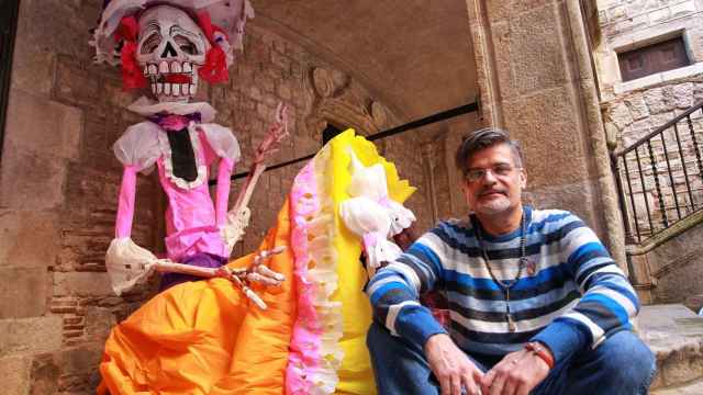 Miguel Ángel Hernández, el artista plástico mexicano, junto a una de las Catrinas / HUGO FERNÁNDEZ