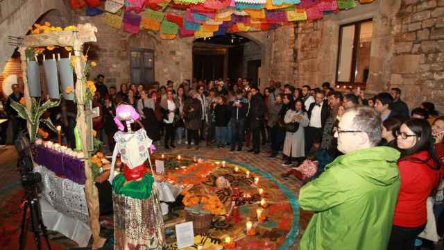 El altar de los muertos ofrecido por la comunidad mexicana en el Museo de las Culturas del Mundo / HUGO FERNÁNDEZ
