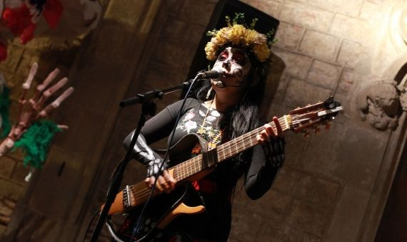 Una Catrina personificada canta en la celebración del Día de Muertos / HUGO FERNÁNDEZ