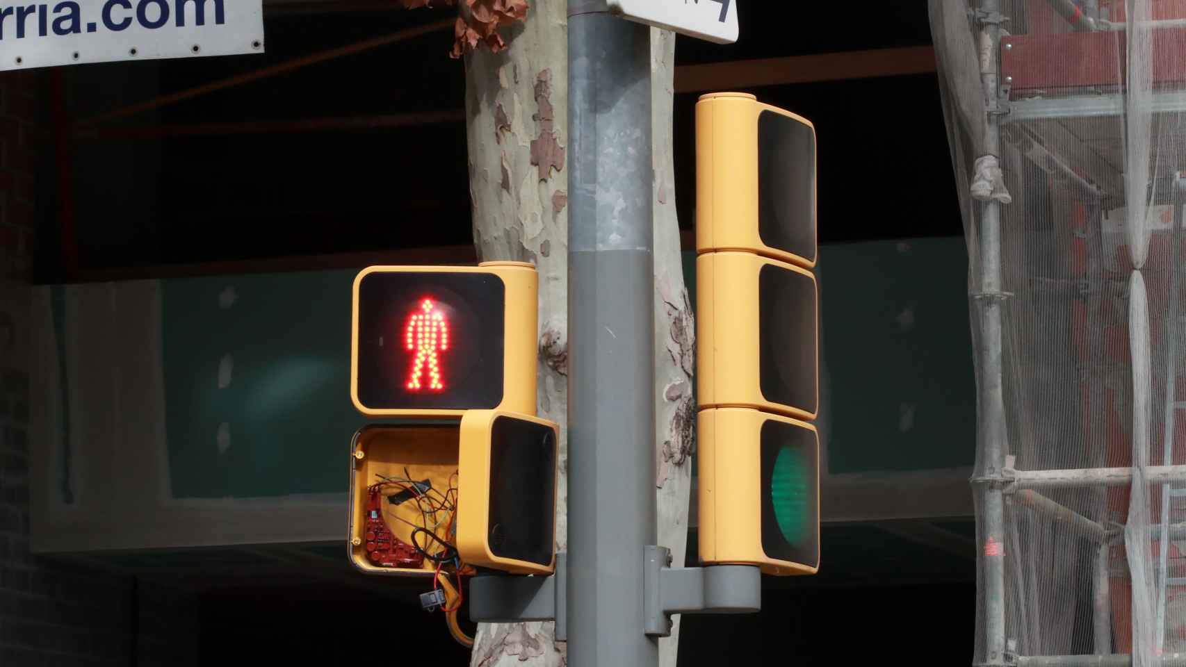 Un semáforo roto en Gràcia / HUGO FERNÁNDEZ