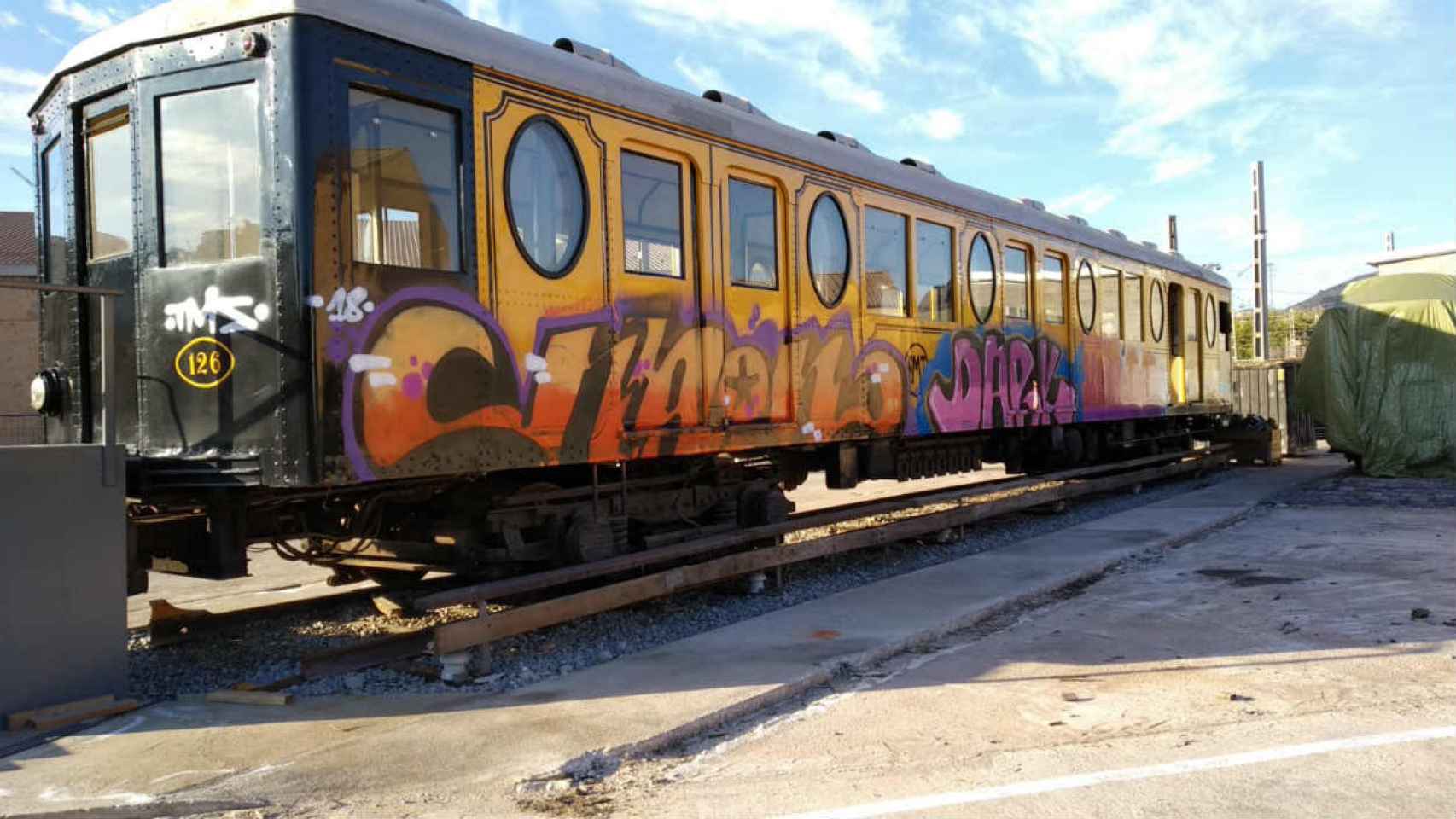 Un vagón antiguo pintado por los grafiteros este fin de semana / @CGTBarcelona