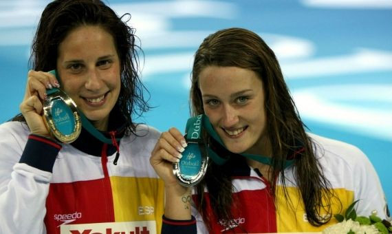 Villaécija (oro) y Mireia Belmonte (plata) con las medallas de 800 libre en el Mundial de Dubai-2010 / EFE 