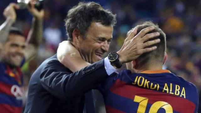 Luis Enrique y Jordi Alba se abrazan tras la victoria del Barça en la final de la Copa del Rey de 2016 / EFE