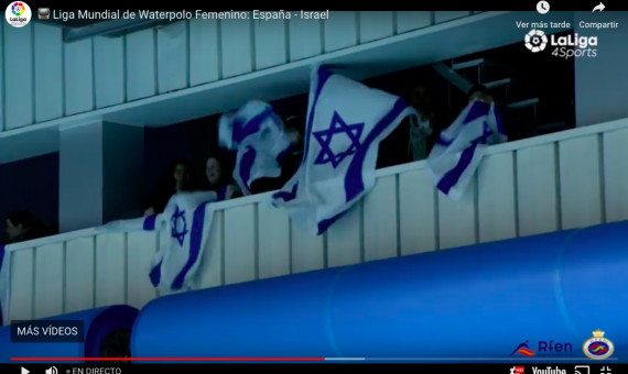 Algunas banderas de Israel ondeando en la micro-grada del CAR / LaLiga4Sport