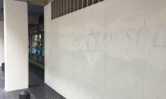 Pintada pro israelí borrada en la fachada de la piscina Sant Jordi / PA