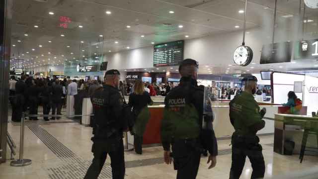 Agentes de los Tedax de los Mossos d'Esquadra en la estación de Sants / EFE/ TONI ALBIR