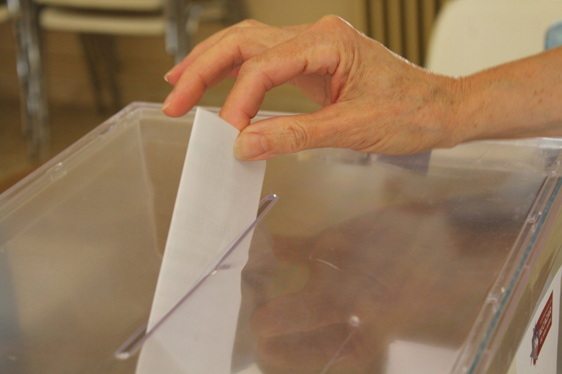 Una persona coloca su voto en una urna