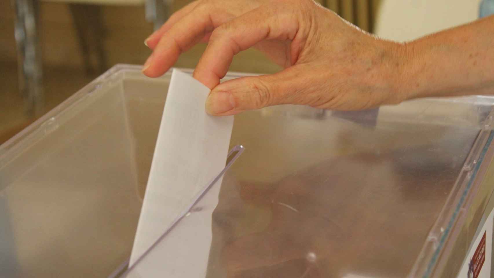 Una persona coloca su voto en una urna