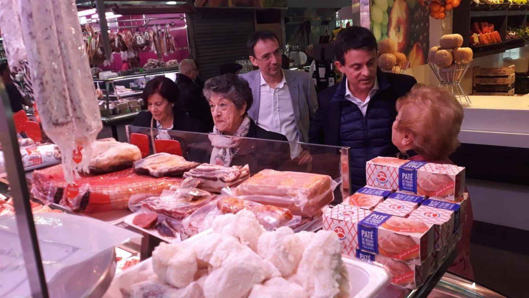 Manuel Valls visita los comercios y vecinos de Nou Barris / TWITTER
