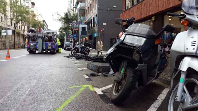 Restos del accidente de tráfico ocurrido hace unos meses en Travessera de Gràcia / ARCHIVO HUGO FERNÁNDEZ