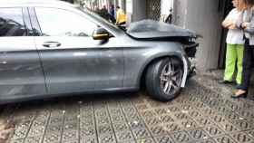 El vehículo accidentado en Travessera de Gràcia / TWITTER