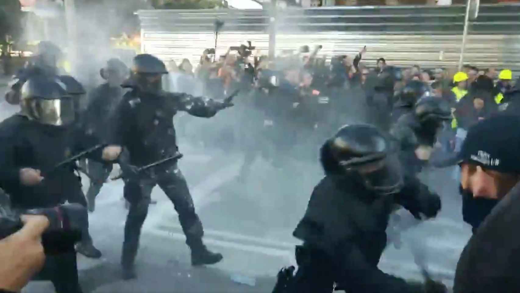 Cargas policiales en la contramanifestación de los CDR