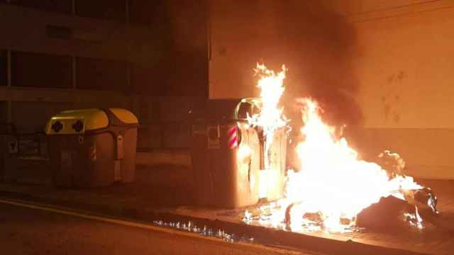 Imagen de un contenedor incendiado / @barcelona_GUB