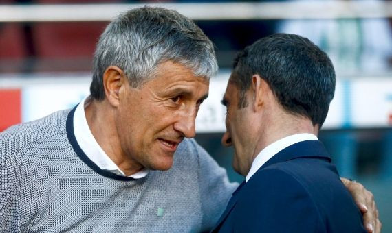 Quique Setién saluda a Ernesto Valverde antes del partido Barça-Betis / EFE-QUIQUE GARCÍA