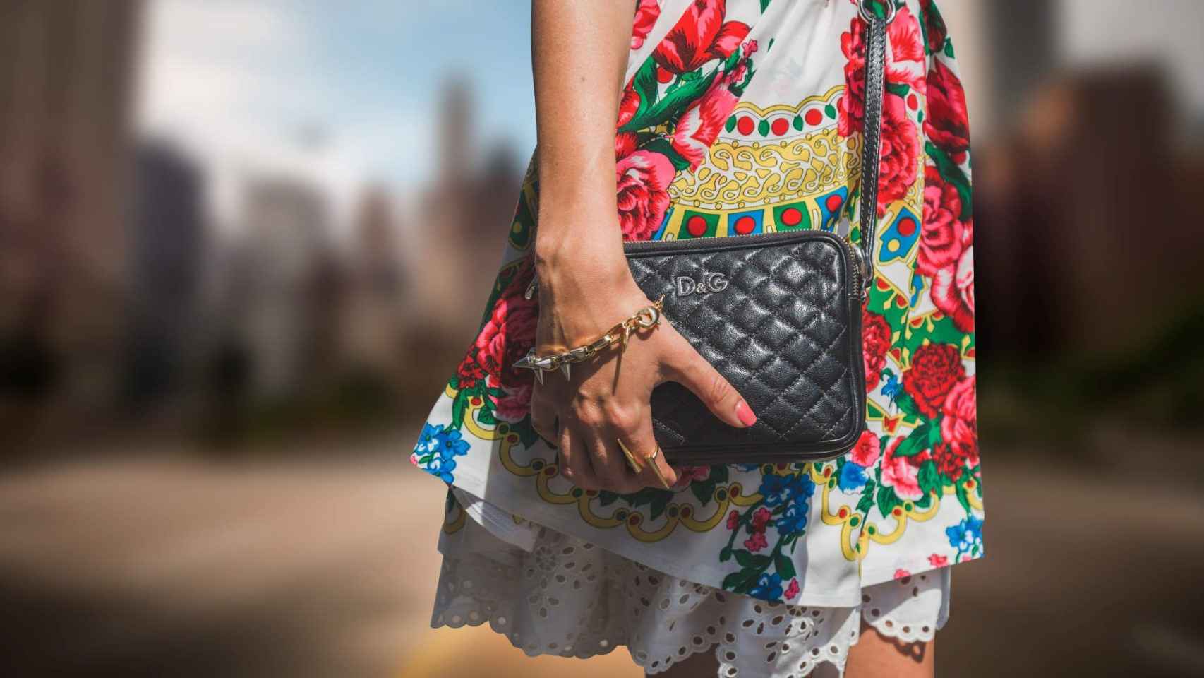 Una imagen de una mujer con artículos de moda mexicanos, en una imagen de archivo