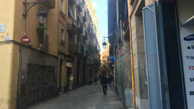 Una calle del Raval en una imagen de archivo / CR