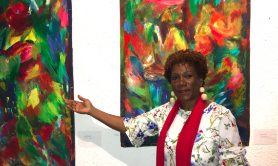 Ana Enriquez enseña sus pinturas de arte abstracto / PM 