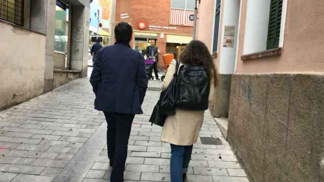 Manuel Valls y una acompañante, enfilando una de las calles de El Carmel / MIKI