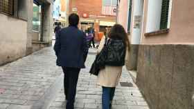 Manuel Valls y una acompañante, enfilando una de las calles de El Carmel / MIKI
