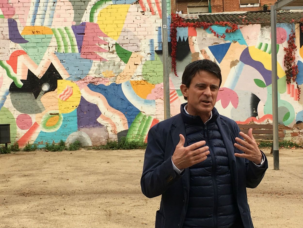 Manuel Valls, en 'El Ranxo de El Carmel', durante su visita privada al barrio / MIKI