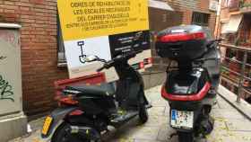 Dos motos estacionadas... junto a un cartel aparcado