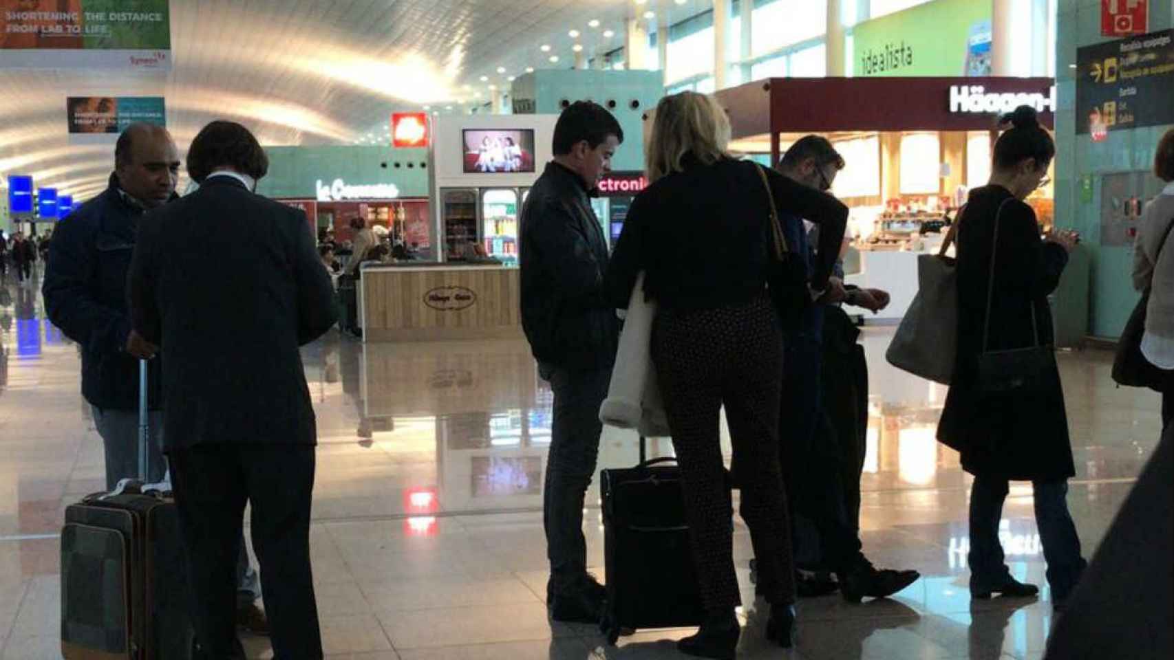 Manuel Valls, en el aeropuerto de Barcelona camino de París / LF
