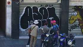 Un grupo de turistas asiáticos contemplando un grafiti / HUGO FERNANDEZ
