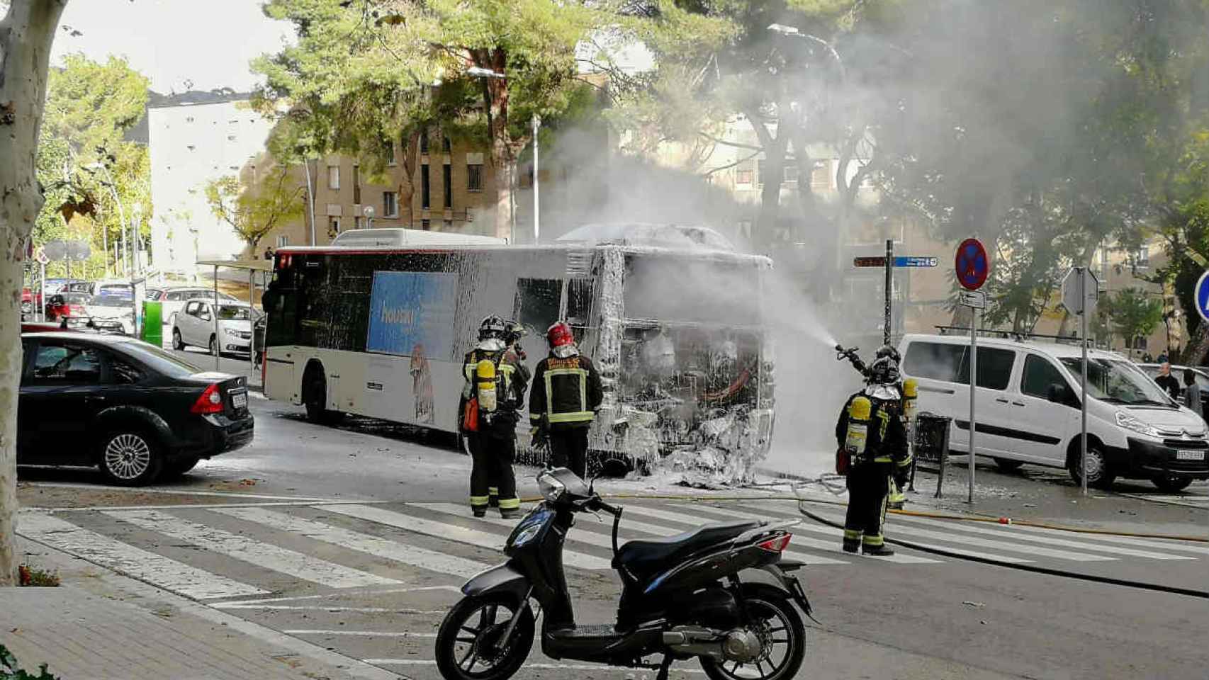 El autobús incendiado ha quedado casi destruido / @jordicampos