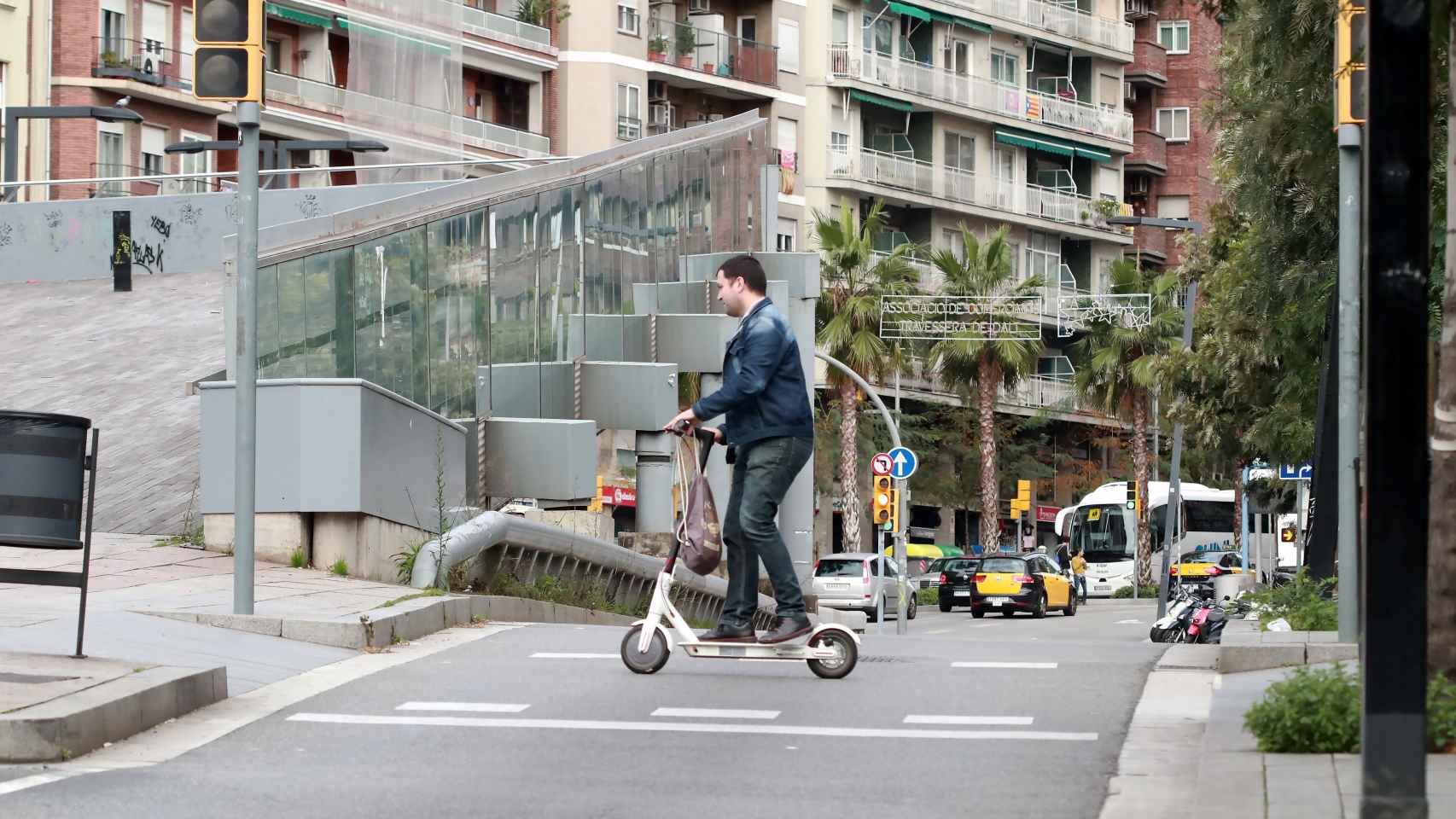 Un joven circula con patinete eléctrico por Barcelona / HUGO FERNÁNDEZ
