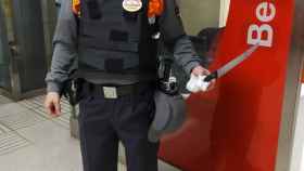 Un vigilante atacado sostiene el cuchillo con el que le intentaron agredir / JEFEDESEGURIDAD.ES